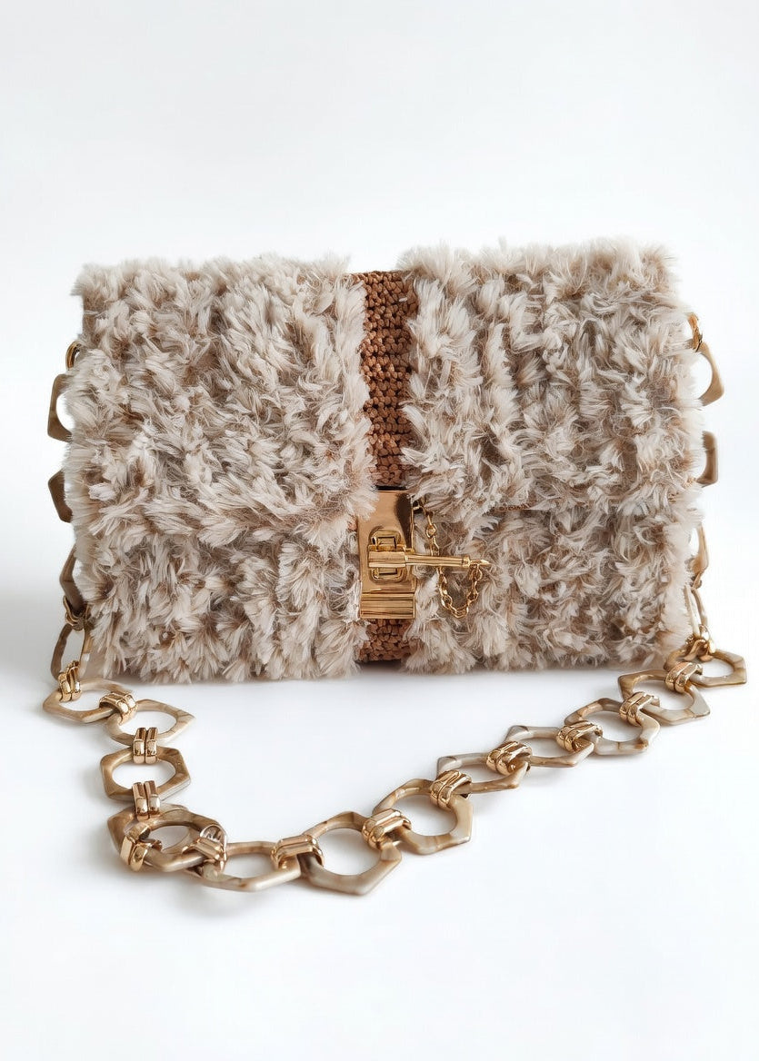 Nuvola – Pochette artisanale en fausse fourrure écologique et raphia avec chaîne design