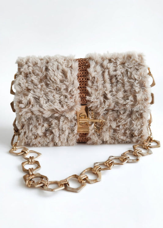Nuvola – Pochette artisanale en fausse fourrure écologique et raphia avec chaîne design