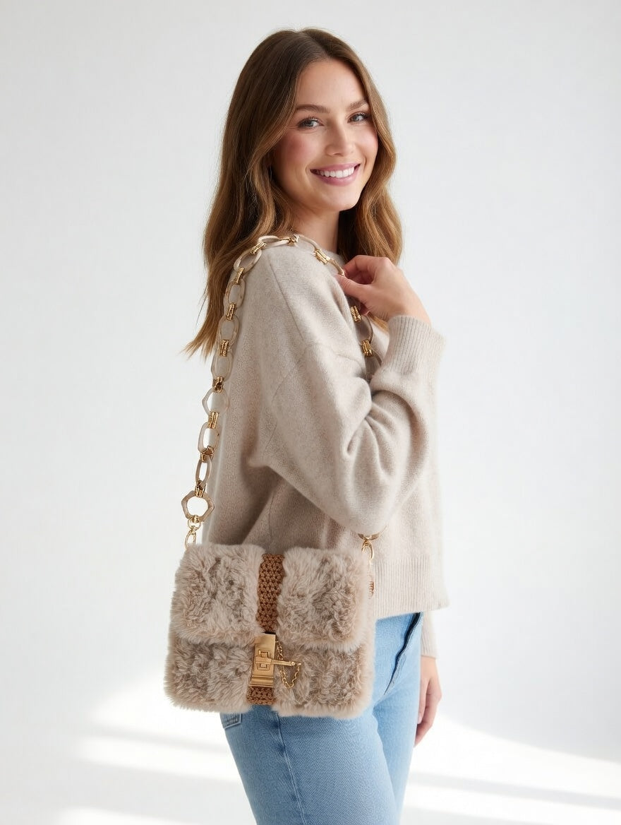 Nuvola – Pochette artisanale en fausse fourrure écologique et raphia avec chaîne design