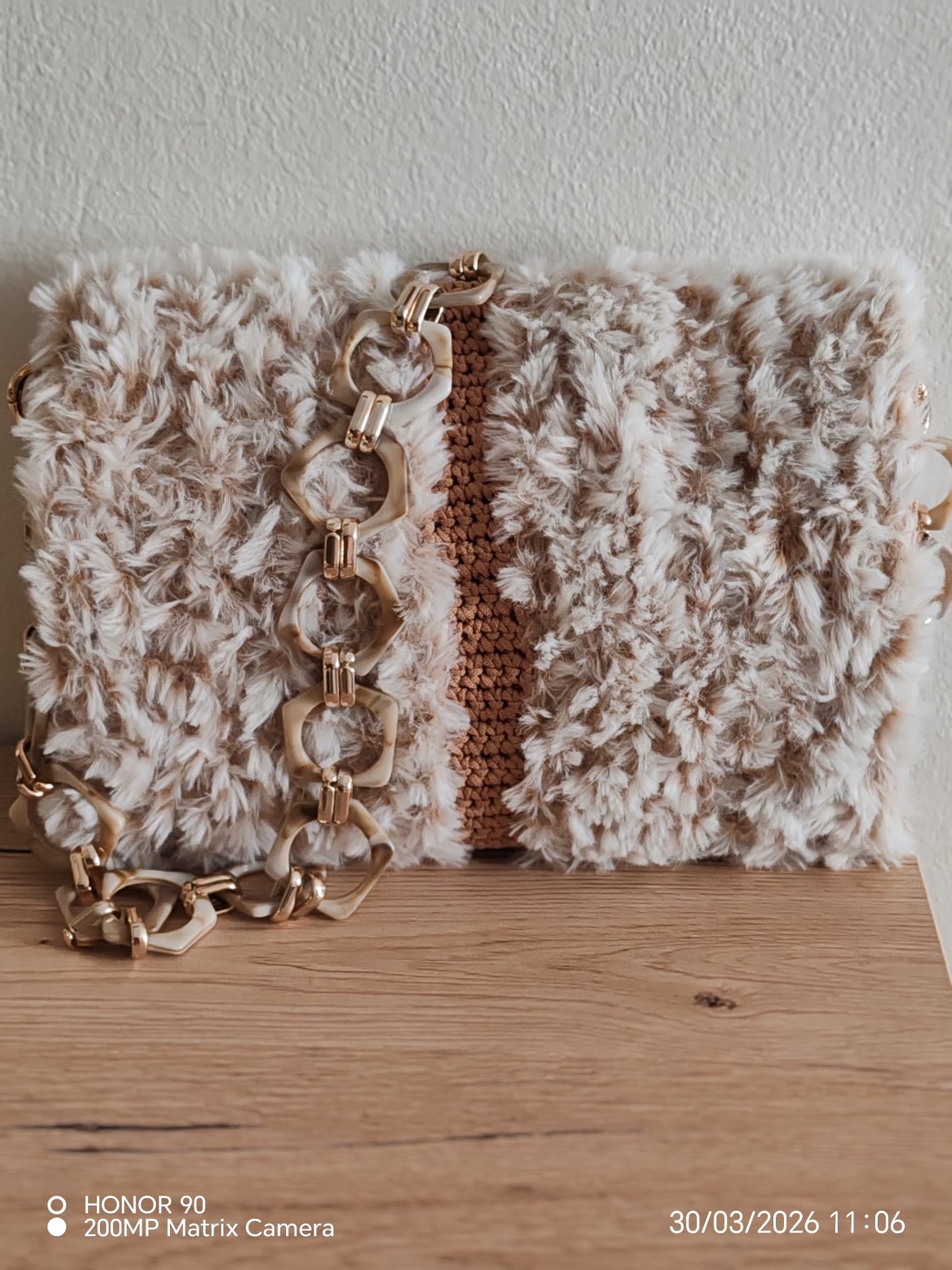 Nuvola – Pochette artisanale en fausse fourrure écologique et raphia avec chaîne design