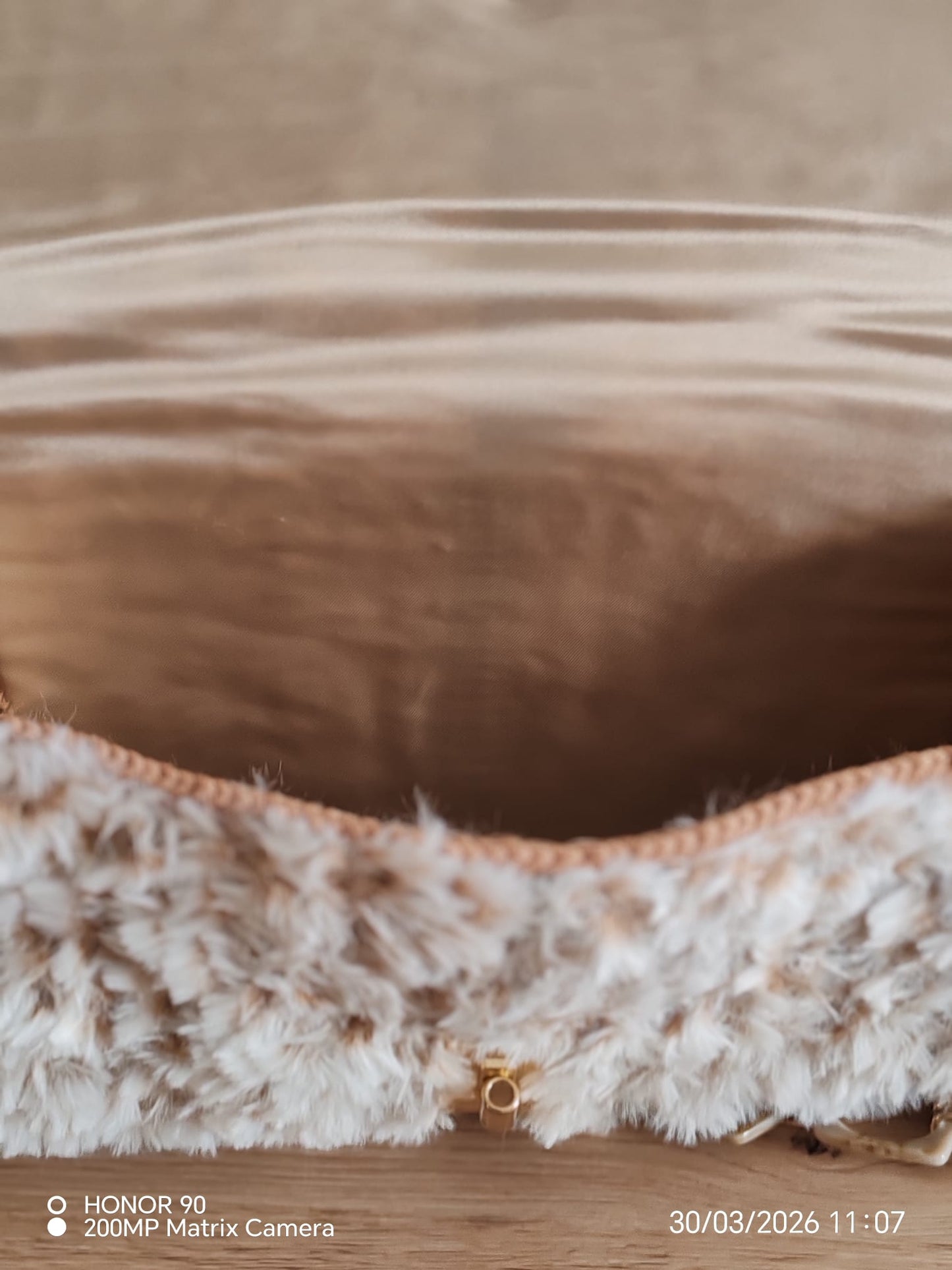 Nuvola – Pochette artisanale en fausse fourrure écologique et raphia avec chaîne design