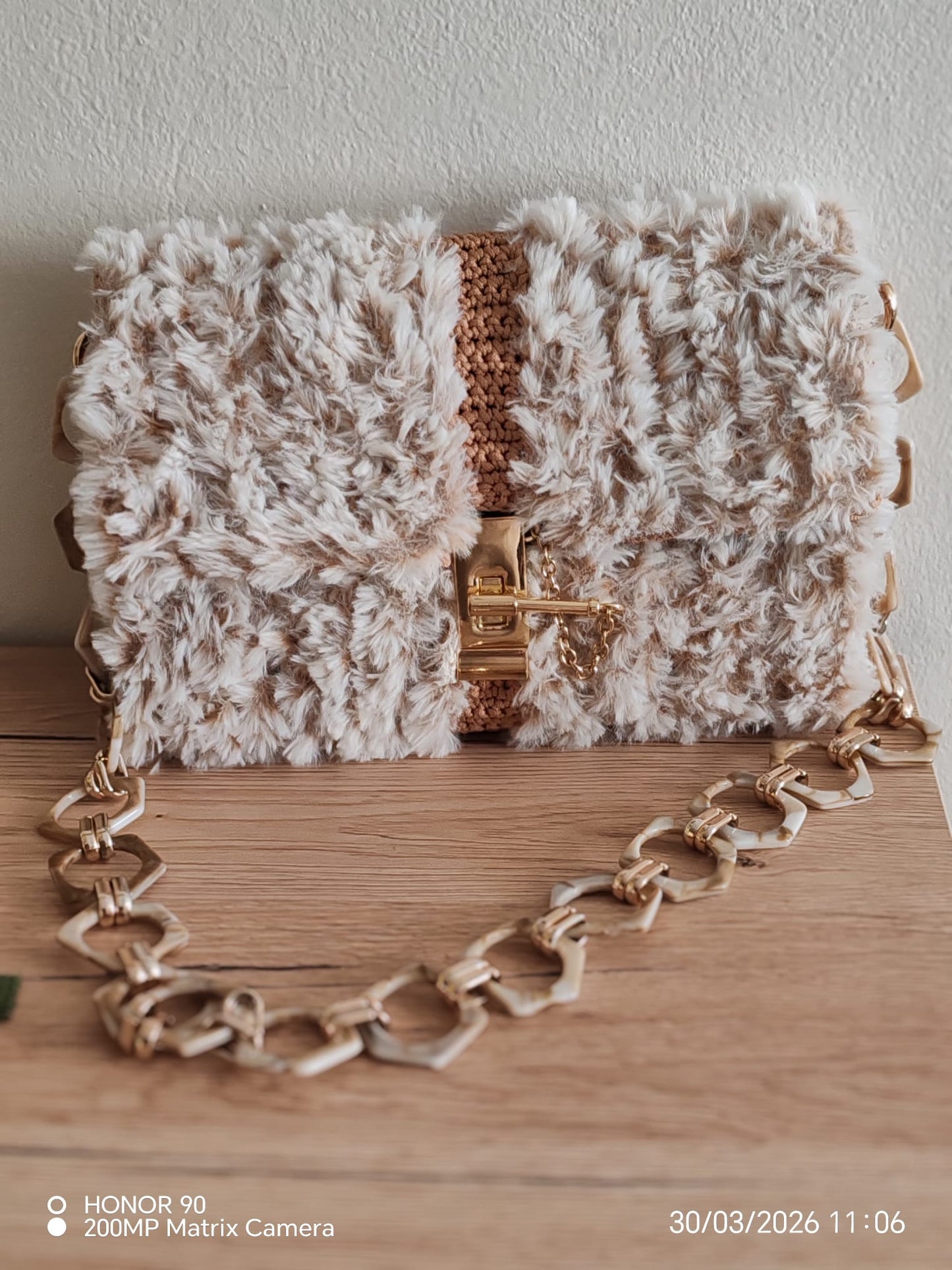Nuvola – Pochette artisanale en fausse fourrure écologique et raphia avec chaîne design
